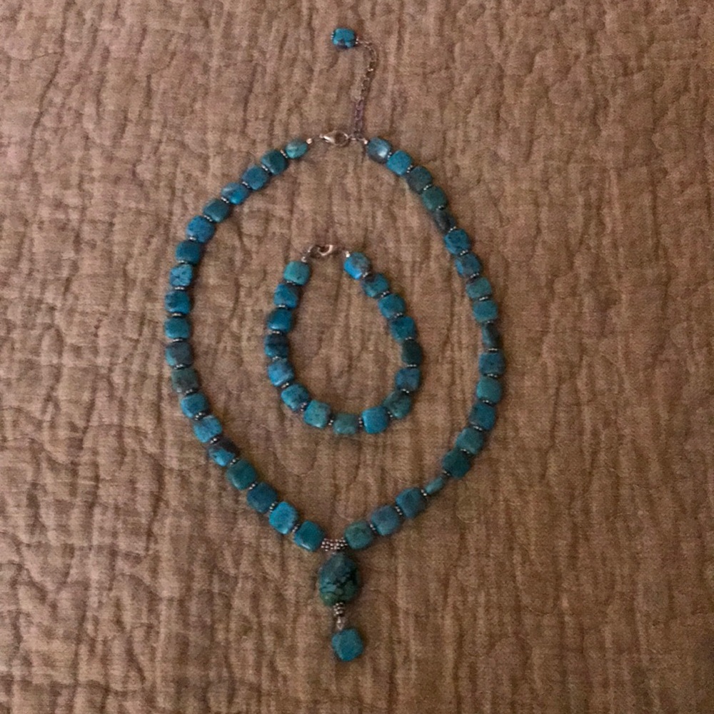 Beautiful turquoise necklace and bracelet set.